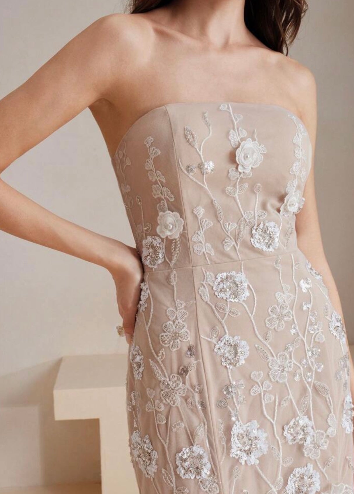 Vestido con aplicaciones y bordado de flores - Olinda - Lend the Trend renta de vestidos mexico