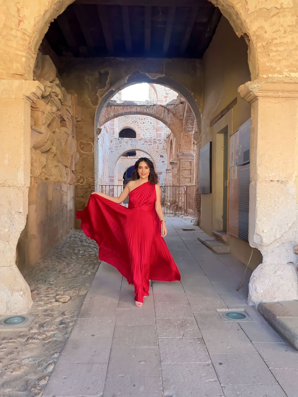 Mabela - rojo - Lend the Trend renta de vestidos mexico